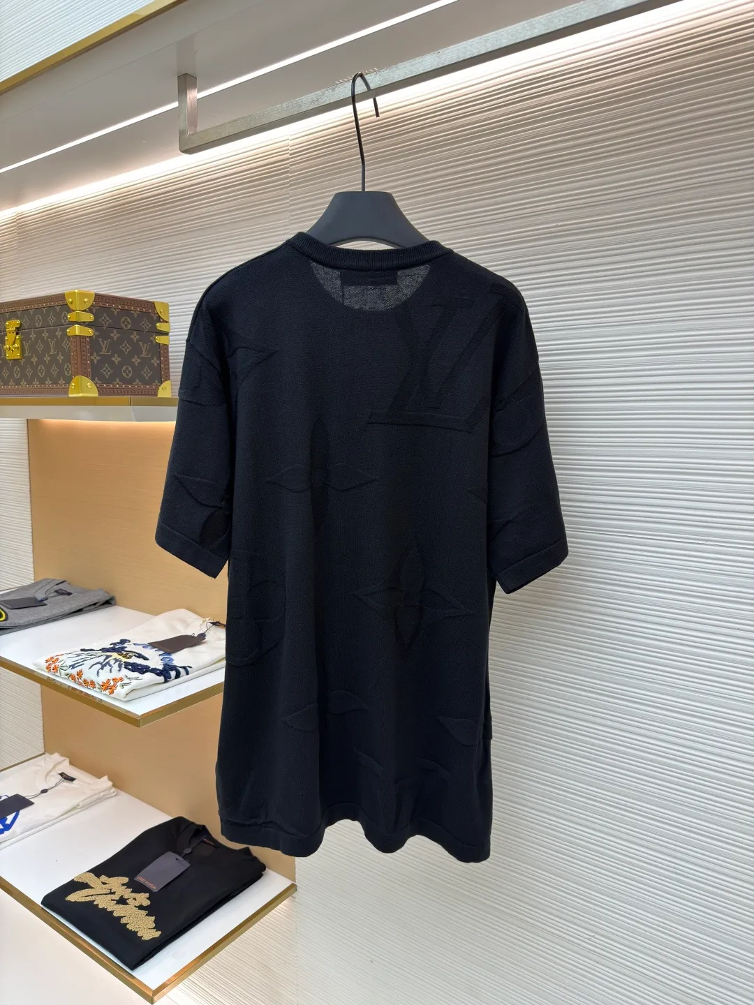 LOUIS VUITTON Four-leaf clover woolen short-sleeve ●Original version: purchased and developed for 10800 ●Item number: 1681109-A55 ●Fabric: combed cotton fabric ●Technology: woolen fabric ●Version: fitted version ●Weight: about 265 grams ●Size: XS-S-M-L ●Description: The wool material is made of 40s double-ply 100% combed cotton yarn, and the machine uses 14 needles and 2 yarns to weave the piece. A single piece takes 160 minutes per piece, 20 minutes for plate sewing, manual quality inspection, and specific three-standard washing. The overall wiring is straight and delicate, the fabric is comfortable and soft, and the color is consistent without color difference. It can be matched with the same style to create a fashionable look and control various occasions. Customized accessories, complete with three standards, same style for men and women!